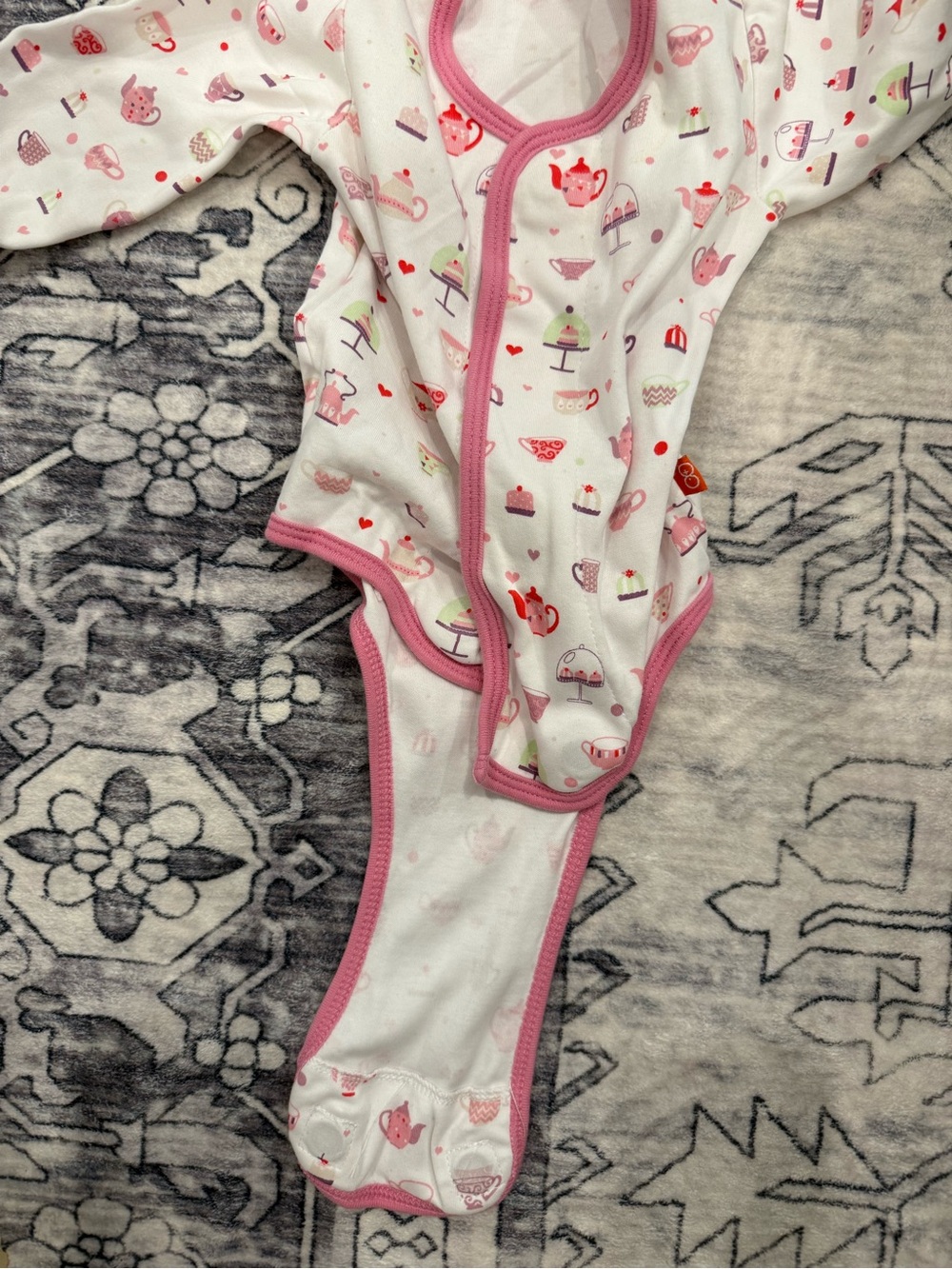 Magnificent Baby baby bodysuit with a pink teapot print-9 month - Picture 2 of 4
